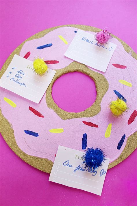 Wo lernt ihr am liebsten? DIY Pinnwand für den Schreibtisch selber machen: Donut ...