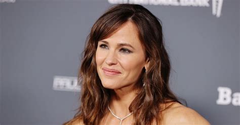 Exposed Shoulders And Chest Jennifer Garner Appears At A Premiere In