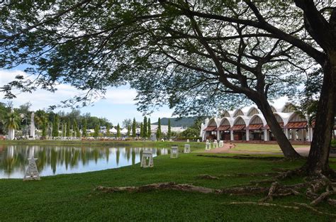 For starters, there is the legendary statue of a soaring eagle at the popular eagle square. Langkawi.Kuah.Parc de Jetty Point.1 | Antoine 49 | Flickr