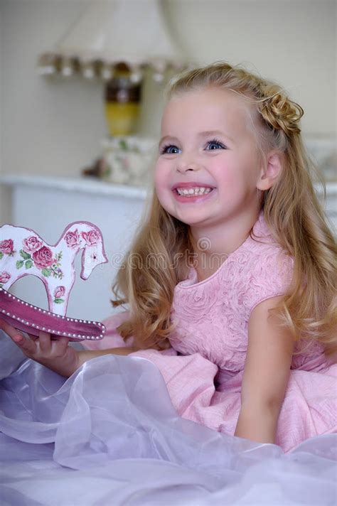 Princesa Pequena Com Um Batom E Uma Coroa Foto De Stock Imagem De Modelo Vida 28529256