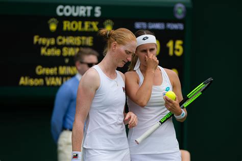 Premieră la Wimbledon Cuplul de lesbiene format din Alison Van Uytvanck şi Greet Minnen a