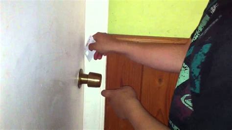 Como abrir una puerta con una tarjeta - YouTube