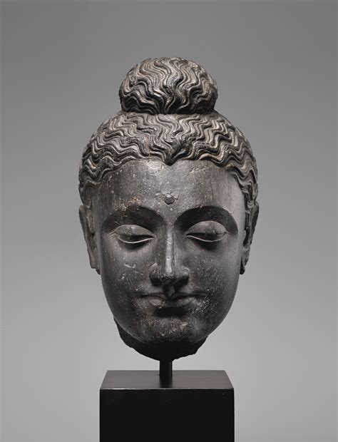 166 tête de bouddha en schiste gris gandhâra iie iiie siècle