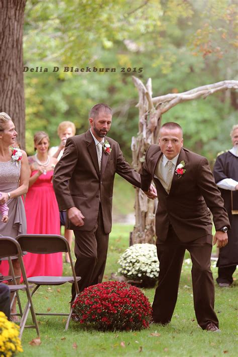 bride s dad stops wedding to invite her stepfather to walk down the aisle with them bored panda