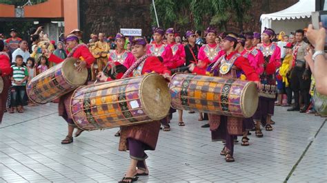 Ketujuh unsur budaya universal tersebut meliputi Kemeriahan Kostum Tradisional dalam Parade Budaya HUT ...