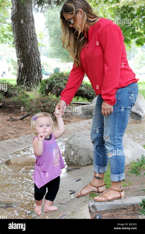 nicole eggert et fille keegan ancien baywatch star emmène sa fille à un parc à beverly hills