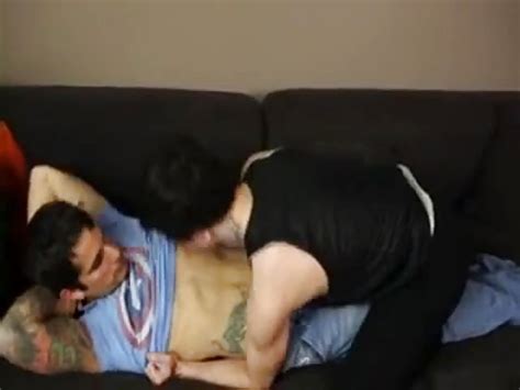 Mecs tatoués baisent sur le canapé Mondegay com