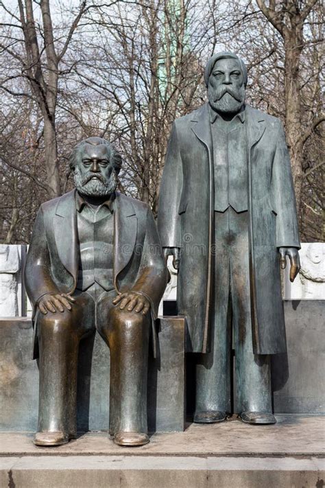 Estatua De Karl Marx Y De Friedrich Engels Cerca De Alexanderplatz