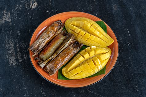 Makanan Penutup Gaya Thailand Mangga Kuning Dengan Ketan Pisang Di Daun Palem Mangga Kuning Dan
