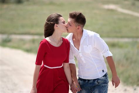 fotos gratis gente niña chico amor beso pareja romance ceremonia felicidad belleza