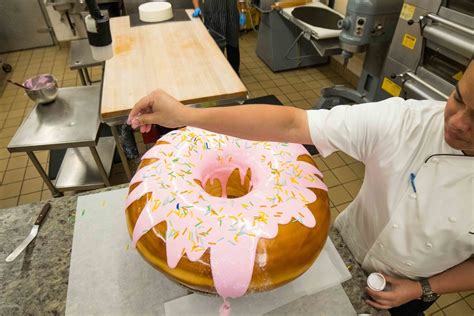 Hotel Offers Worlds Largest Donuts That Weigh 10 Pounds And Contain