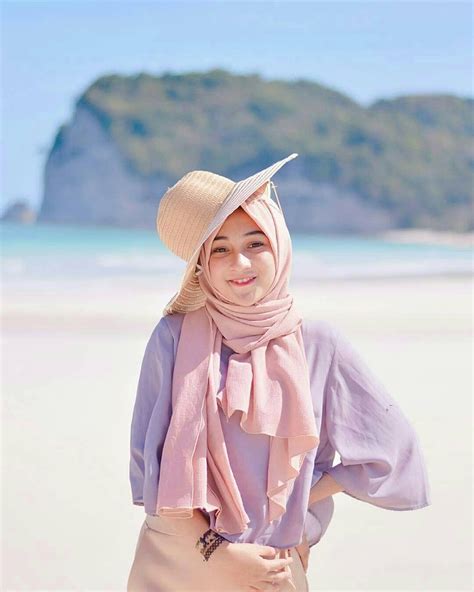 Ootd Muslimah Di Pantai 7 Inspirasi Ootd Liburan Untuk Hijaber Ala Mega Iskanti Check