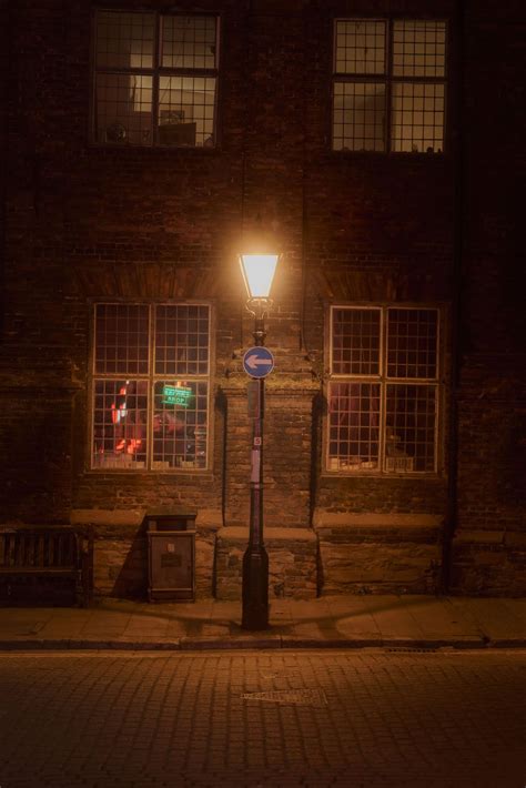 How To Use Street Lights To Improve Your Night Street Photography