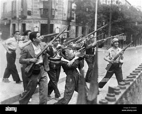 Soldados Republicanos En España Durante La Guerra Civil Española Batalla 1937 Fotografía De