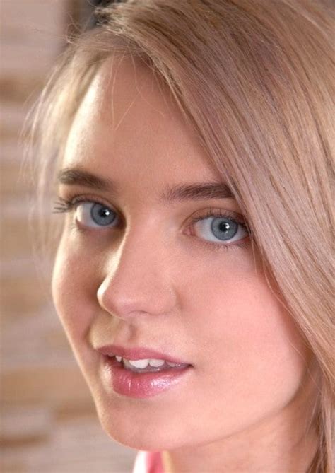 chloe blue एक russian film actress और model हैं इनका जन्म 3 july 1993 को russia में हुआ था