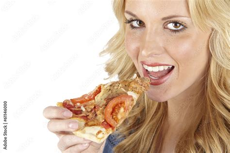 blonde junge frau isst ein stück pizza stock foto adobe stock