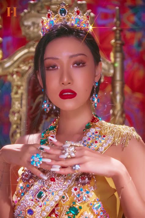 Solar, moonbyul, wheein, and hwasa. Hwasa (MAMAMOO) dévoile une nouvelle photo teaser pour ses ...