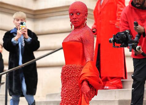 Doja Cat Covered Her Body With Red Paint And 30000 Crystals At