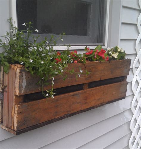The antique barnwood comes from old barns taken down in michigan, ohio, indiana and illinois. Pallet Planter | paradiseperspectives