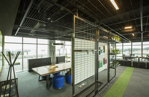 A Tour Of Avivasas Digital Garage Office Officelovin