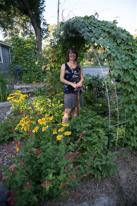 On the other hand, if you prefer something a bit more rustic and with an interesting story, how about a garden trellis made from an. Creative Vegetable Gardener:How to Build An Easy and Beautiful Garden Trellis - Creative ...