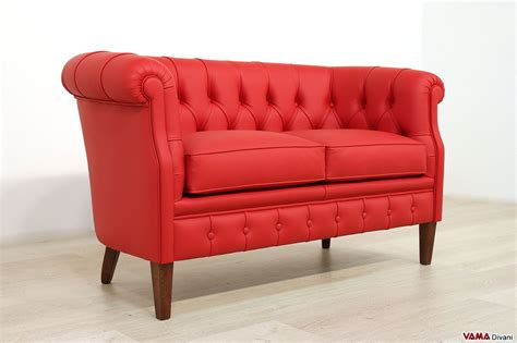 Lo schienale è un elemento decisivo nella scelta del proprio divano a due posti. Divanetto classico Martina - VAMA Divani