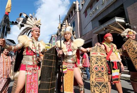 Pakaian Tradisional Kaum Iban Di Sarawak Pakaian Dan Perayaan Etnik Di Malaysia Maskan Moctos