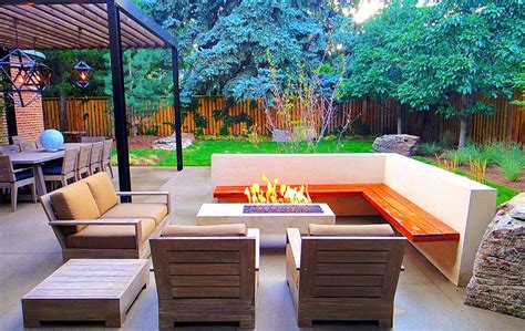 Pin by Debbie Vaughn on Sit | Modern outdoor living, Outdoor fire pit ...