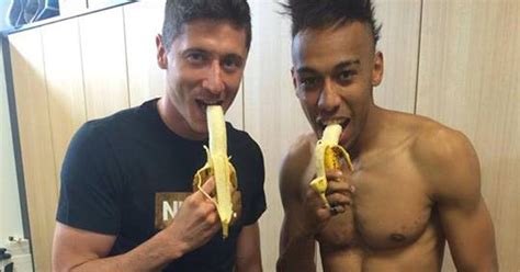Y en la portería del psg… ¡dani alves! Robert Lewandowski & Co.: Bananen-Solidarität mit Dani ...
