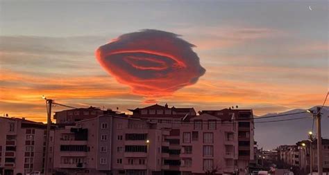 People In Bursa Saw A Bizarre Pink Cloud In The Skies At Sunrise Today