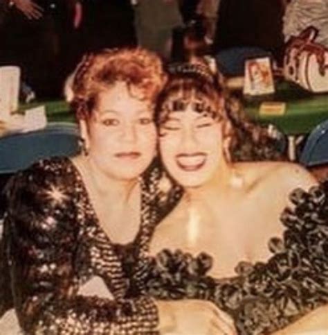 My dad and mom were huge fans, said gomez to the radio personality, reports the huffington post. Selena in 2020 | Siempre selena, Selena quintanilla ...