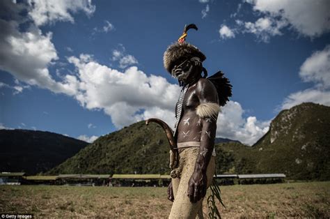 Inside Celebrations And Traditions Of One Of Worlds Most Decorative Papua Tribes Daily Mail