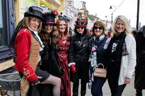 whitby goth weekend 2022 31 amazing pictures as hundreds dress to impress on yorkshire seaside