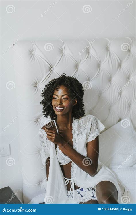 Afrikaanse Amerikaanse Vrouw In Het Witte Stellen Op Het Bed Stock Foto Image Of Sensueel