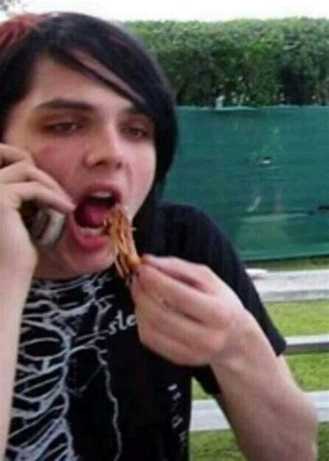 Gerard Way Eatin Chicken I Found This Picture And Caption So Funny And