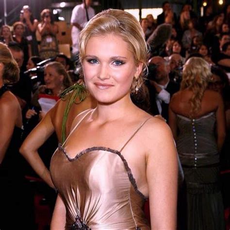 Eliza Taylor Measurements Bio Height Weight Shoe And Bra Size