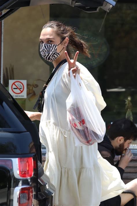 Pregnant Gal Gadot At A Bakery In Los Angeles Hawtcelebs