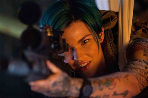 Ruby rose outete sich mit 12 jahren als lesbisch.9 für ihre sexualität wurde sie von kindern in ihrer schule gehänselt, was zu einem suizidversuch führte. Ruby Rose reveals truth behind gruelling gun training for ...