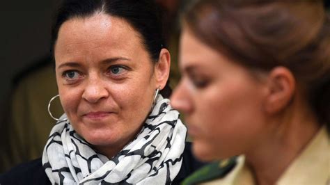Beate zschäpe, a former member of the national socialist underground (nsu) group, was on wednesday sentenced to life in prison for the murder of 10 people, two bombings and several crimes of. Zschäpe lehnt Antworten auf Fragen der NSU-Opfer ab | Politik