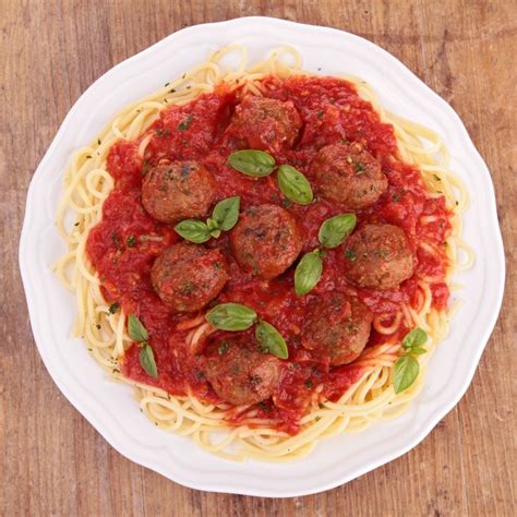 Ci sono sughetti più elaborati che vanno preparati con salse e verdure, ci sono sughi a base solo di verdure o sughetti sfiziosi come quello con la cipolla e basilico. 100 sughi facili per condire la pasta e risparmiare ...