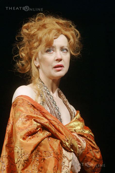 Egy régi videón mutatta meg, hogyan. A kertész kutyája - Vígszínház - Színházak - Theater Online