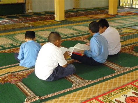 Pedih ulu hati sebenarnya berpunca dari asid dalam perut yang naik (reflux) ke saluran pemakanan (esofagus) disebabkan 'kebocoran' otot sfinkter esofagus bawah (les) bagi mengelak makanan naik semula. Sejuk Perut Ibu Mengandung - Inilah Ceritaku
