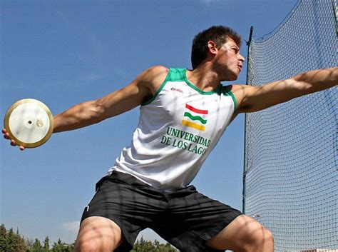 El lanzamiento de disco es una prueba de atletismo, donde el objetivo es lanzar un objeto pesado de sección circular. LANZAMIENTOS - ATLETISMO