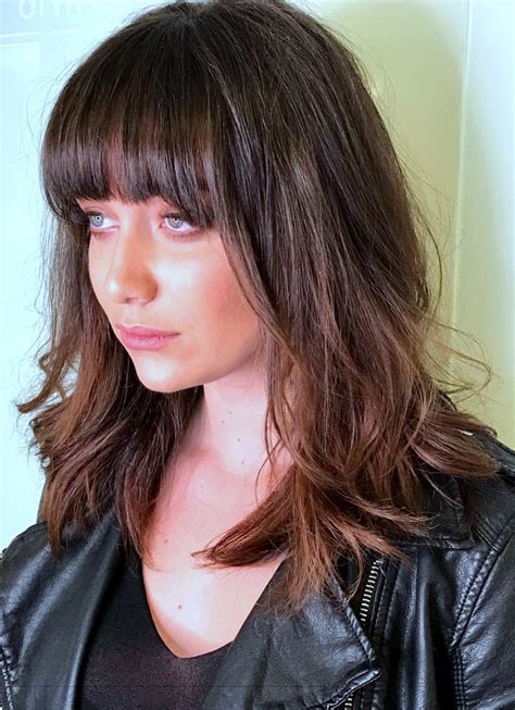 A bangs combed with a line in the middle, which falls on the cheeks, hides the width of the face and makes it look less round. Women Hairstyles Medium Brown | Hair styles, Hairstyles ...