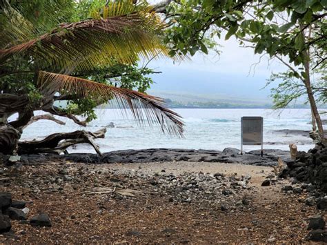 Captain Cook Monument At Kaawaloa Cove Captain Cook Hawaii Beaches