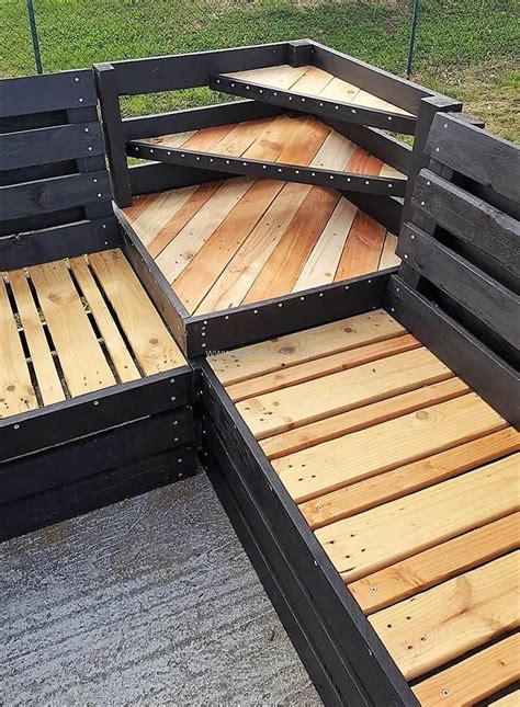 I'm not quite sure when exactly it happened, but the internet has exploded with thrifty reclaimed pallet projects and we diyers are lapping them all up! recycled pallet patio couch | Diy pallet couch, Pallet ...