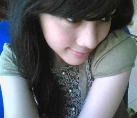 Pesona cantik ini selain bis amembuat kagum, bisa juga membantu orang yang melihatnya merasa lebih bahagia. Cewek Cantik | Kumpulan Foto Cewek Cantik