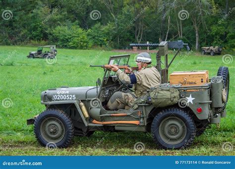 Soldado Del Ejército De Los Ee Uu Que Enciende Su Carabina M1a1