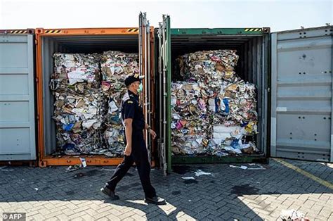 Indonesia Kirim Balik Ratusan Ton Sampah Ke Australia
