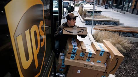 UPS plans to hold holiday hiring steady at about 100,000